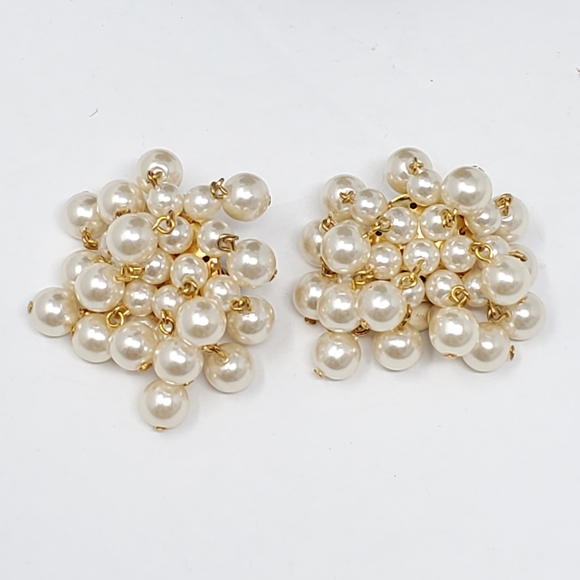 Vintage faux cluster pearl clip on earrings in Great used condition - Picture 1 of 8